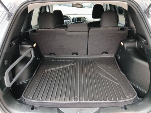 Used 2018 Jeep Cherokee Latitude FWD image 10