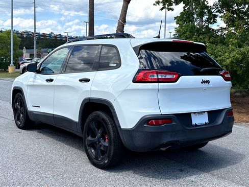 Used 2018 Jeep Cherokee Latitude w/ Altitude Package FWD image 13
