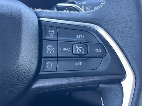 Used 2023 Jeep Grand Cherokee Limited image 10