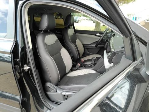 Used 2022 Volkswagen Taos SEL w/ Panoramic Sunroof Package FWD image 19