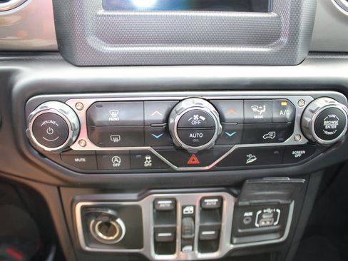 Used 2018 Jeep Wrangler Unlimited Sahara AWD/4WD image 24