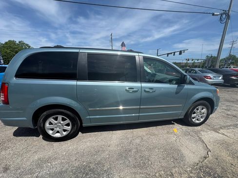 Used 2010 Chrysler Town & Country Touring w/ Family Value Group FWD image 7