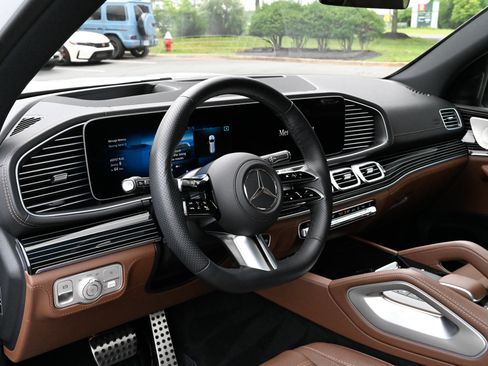 Used 2025 Mercedes-Benz GLS 580 4MATIC image 17