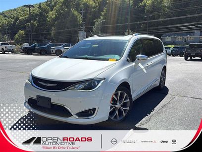 Used 2019 Chrysler Pacifica Limited w/ Tire & Wheel Group