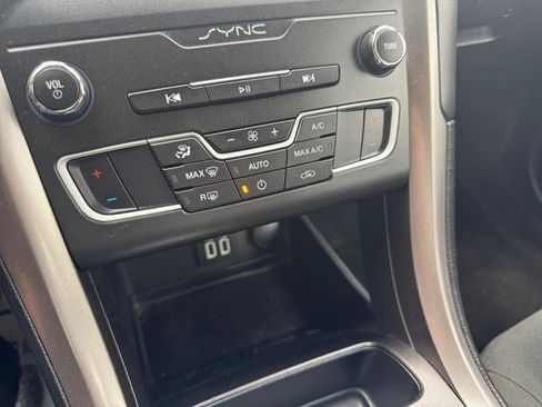 Used 2020 Ford Fusion SE FWD image 17