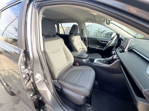 Used 2025 Toyota RAV4 XLE AWD/4WD image 28