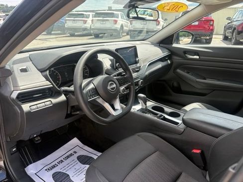 Used 2025 Nissan Altima 2.5 SV FWD image 3