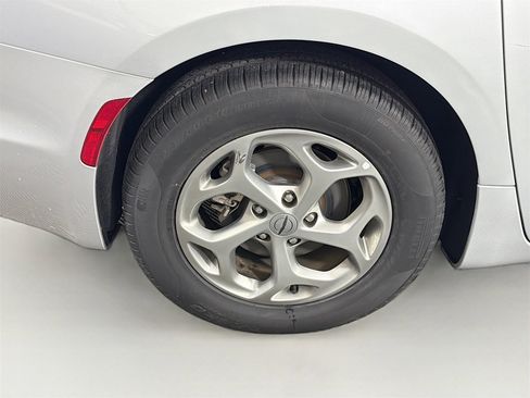 Used 2024 Chrysler Pacifica Limited image 35