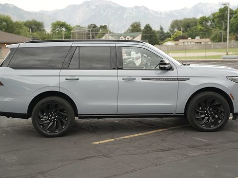 Used 2025 Lincoln Navigator Reserve w/ Jet Appearance Package AWD/4WD image 6