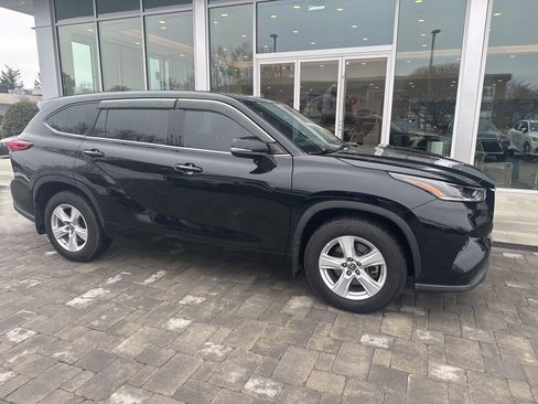 Used 2021 Toyota Highlander LE image 9