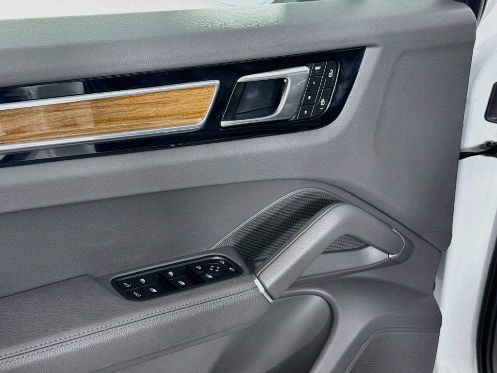Certified 2023 Porsche Cayenne AWD/4WD image 18