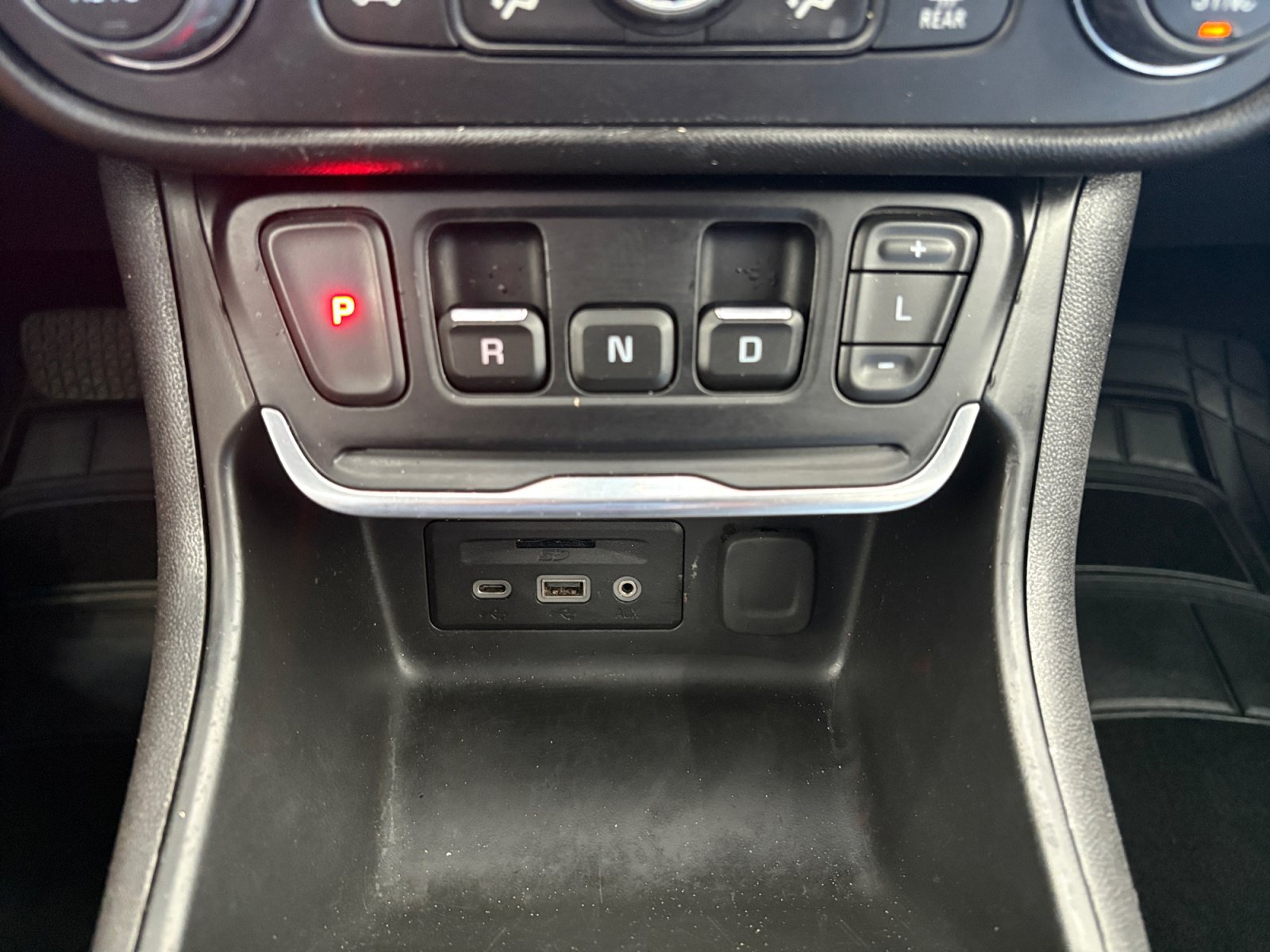 Used 2018 GMC Terrain SLT w/ LPO, Black Accent Package FWD image 14