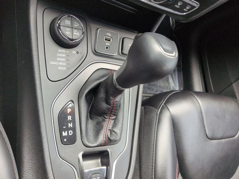 Used 2019 Jeep Cherokee Trailhawk w/ Comfort/Convenience Group image 23