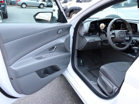 Used 2025 Hyundai Elantra SEL FWD image 9