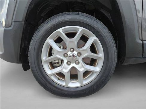 Used 2017 Jeep Renegade Latitude w/ Advanced Technology Group AWD/4WD image 23