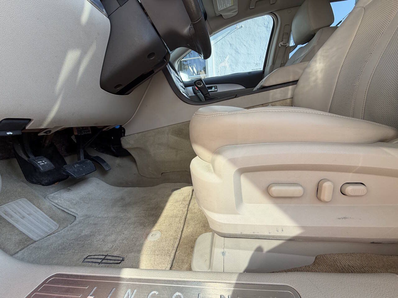 Used 2012 Lincoln MKX FWD image 11