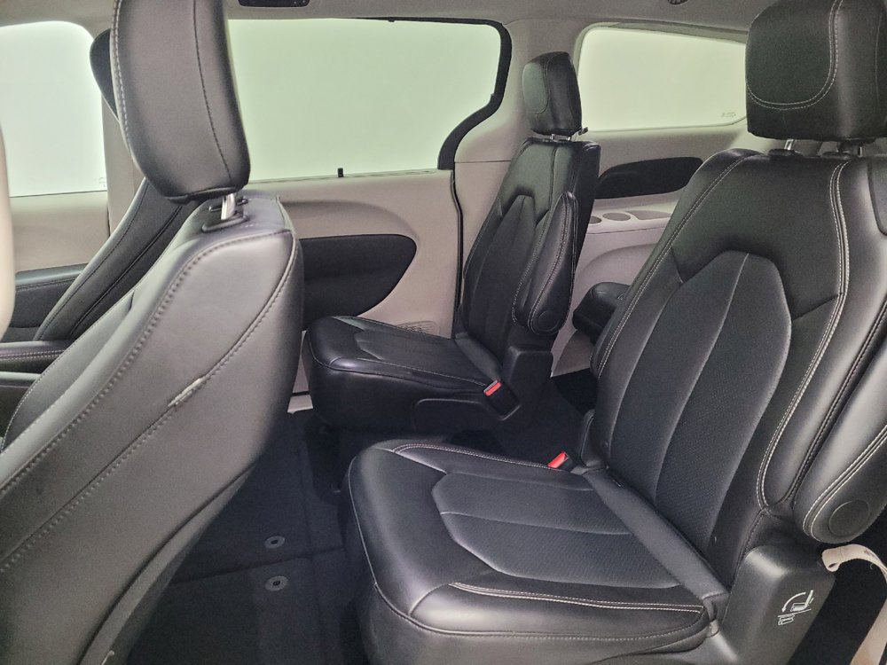 Used 2024 Chrysler Pacifica Touring-L FWD image 18