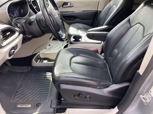 Used 2021 Chrysler Pacifica Touring-L image 13