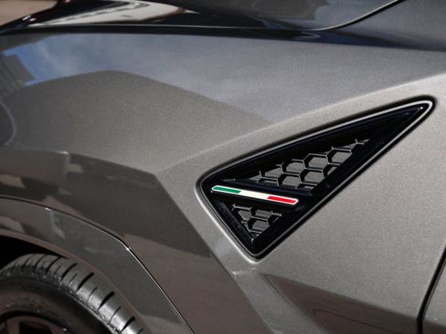 Used 2021 Lamborghini Urus image 11
