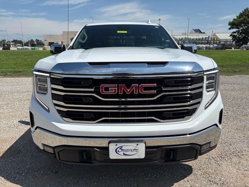Used 2025 GMC Sierra 1500 SLT AWD/4WD image 2