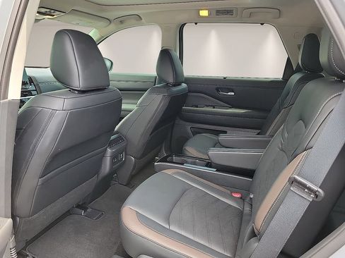 Used 2025 Nissan Pathfinder Platinum FWD image 9