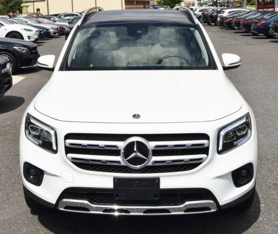 Used 2022 Mercedes-Benz GLB 250 4MATIC w/ Premium Package Lite image 1