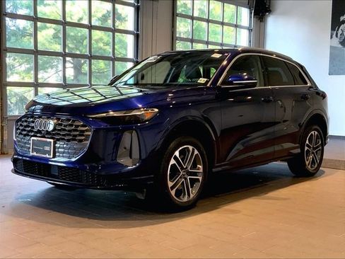 Used 2025 Audi Q5 Premium w/ Convenience Package AWD/4WD image 2
