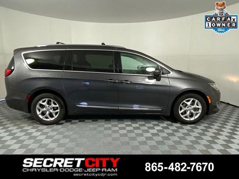 Used 2017 Chrysler Pacifica Touring-L Plus w/ Tire & Wheel Group FWD image 8