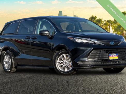 Used 2024 Toyota Sienna LE image 2