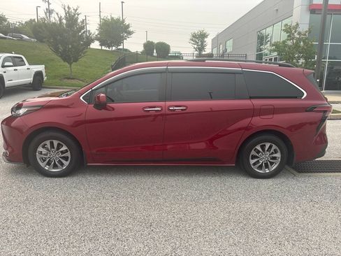 Used 2021 Toyota Sienna XLE FWD image 14