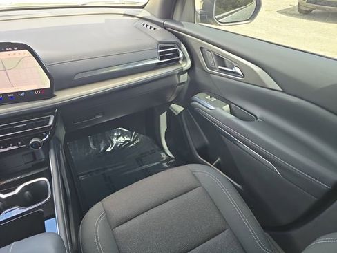 Used 2025 Chevrolet Traverse LT w/ Driver Confidence Package FWD image 12