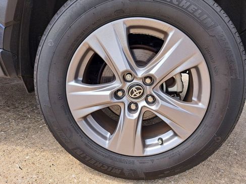 Used 2025 Toyota RAV4 XLE FWD image 27