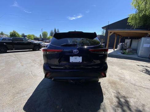Used 2021 Toyota Highlander XLE AWD/4WD image 5