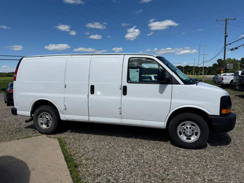 Used 2017 Chevrolet Express 2500 RWD image 4