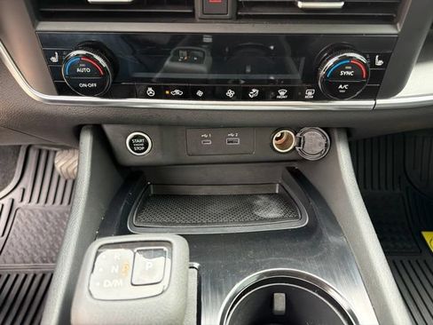 Used 2023 Nissan Rogue SV w/ SV Premium B Package FWD image 15