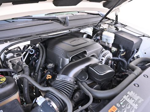 Used 2013 Chevrolet Suburban LTZ RWD image 40