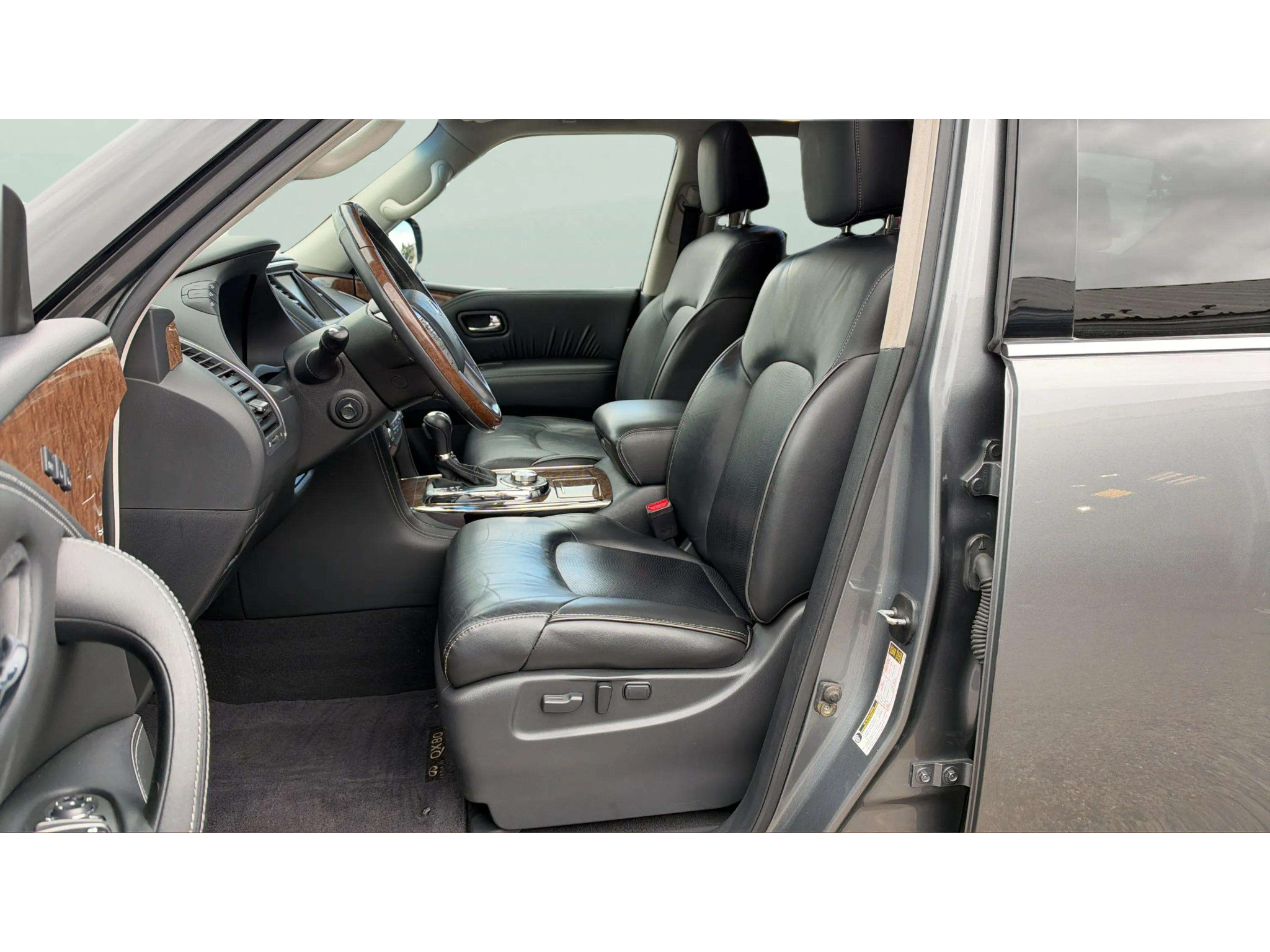Used 2017 INFINITI QX80 4WD w/ All Season Package image 12