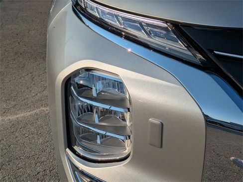 New 2025 Mitsubishi Outlander SE image 9