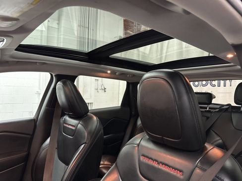 Used 2020 Jeep Cherokee Trailhawk w/ Comfort/Convenience Group image 33