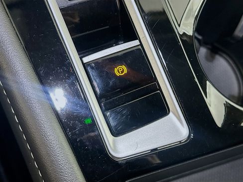 Used 2025 Volkswagen Atlas SE image 24