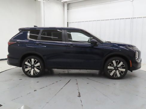 New 2026 Mitsubishi Outlander SE image 2