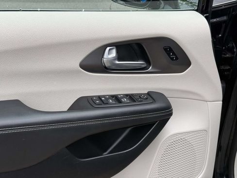 Used 2024 Chrysler Pacifica Touring-L FWD image 33