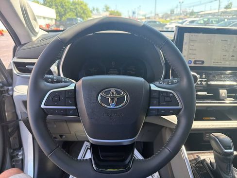Used 2024 Toyota Highlander Platinum AWD/4WD image 17
