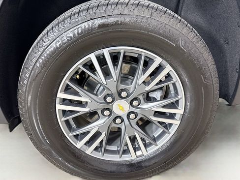 Used 2025 Chevrolet Traverse LT image 32