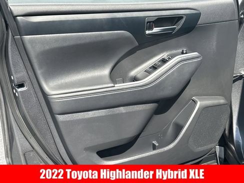 Used 2022 Toyota Highlander XLE AWD/4WD image 4