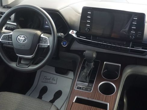 Certified 2021 Toyota Sienna LE FWD image 28