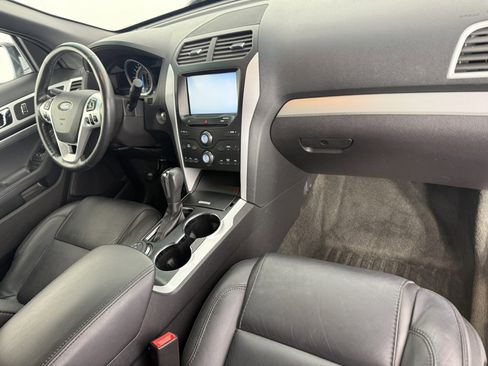 Used 2015 Ford Explorer XLT w/ Equipment Group 202A AWD/4WD image 11