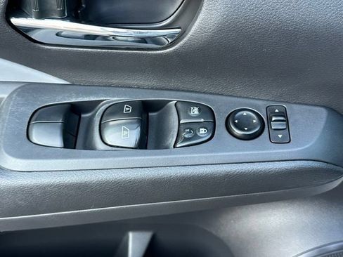 Used 2023 Nissan Kicks SR w/ SR Premium Package FWD image 18