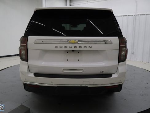 Used 2024 Chevrolet Suburban LT image 4