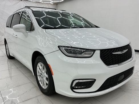 Used 2022 Chrysler Pacifica Touring-L FWD image 3